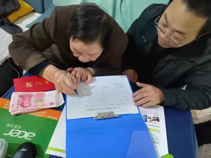 图为2021年12月14日,114队工会离退休办副主任走访慰问特殊困难离休干部无工作遗孀冯文英,为她送去第二批次特困帮扶资金2.jpg