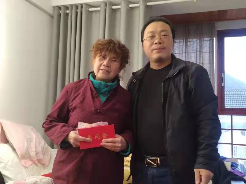 图为2021年12月14日,114队工会离退休办副主任走访慰问特殊困难离休干部无工作遗孀巫富群,为她送去省老干局第二批次特困帮扶资金。.jpg
