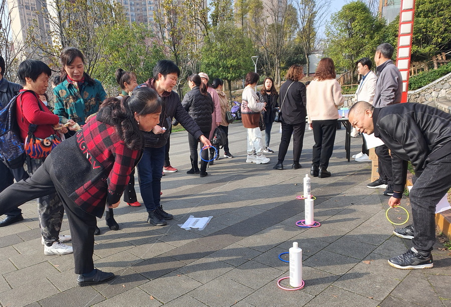 114队退休女职工庆三八活动照 (8).jpg