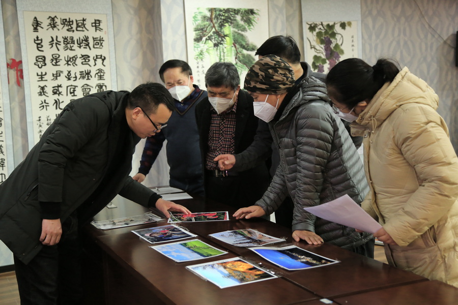 贵州地矿114队开展职工书法、摄影、绘画作品展评活动 (1).JPG