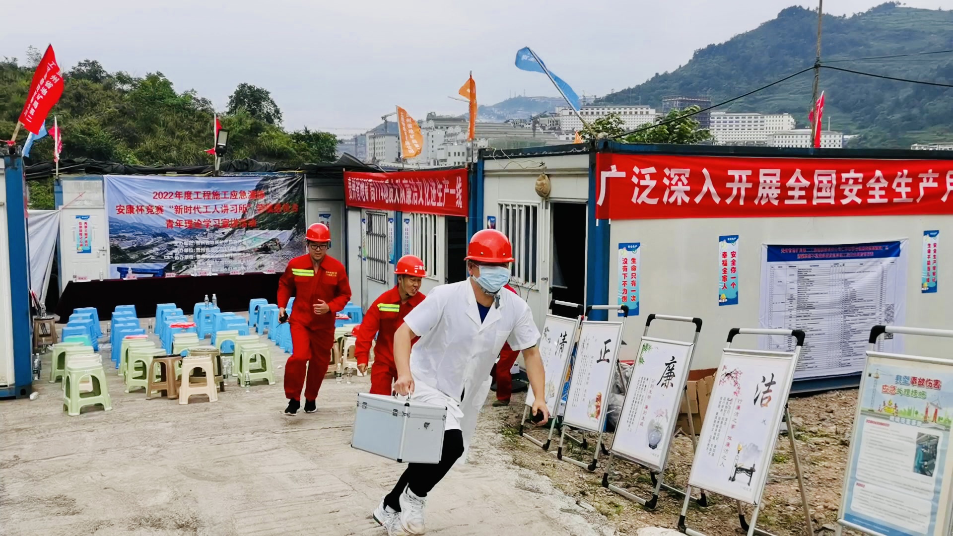 贵州地矿114队承办省地矿局2022年度工程施工安全应急演练活动 (7).JPG