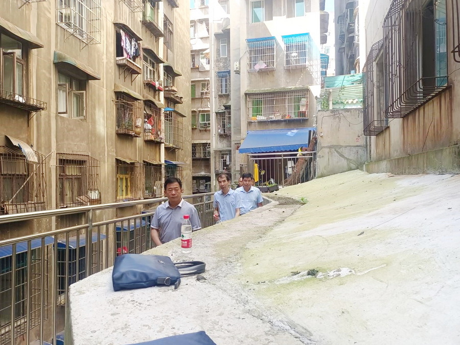 1.验收人员检查现场照片.jpg