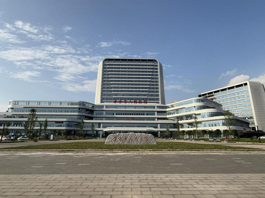 贵州浅层地温能开发有限公司实施的赤水市人民医院地源热泵中央空调和生活热水热源系统工程设计、采购、安装总承包项目.png