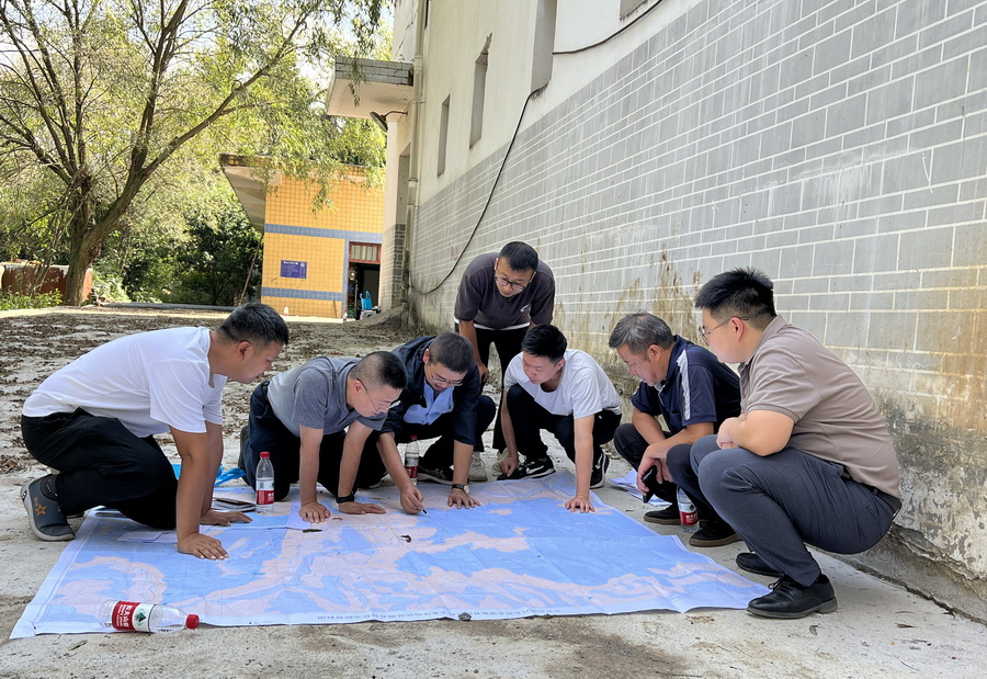 省地矿局环工处现场指导地下水环境状况调查.JPG