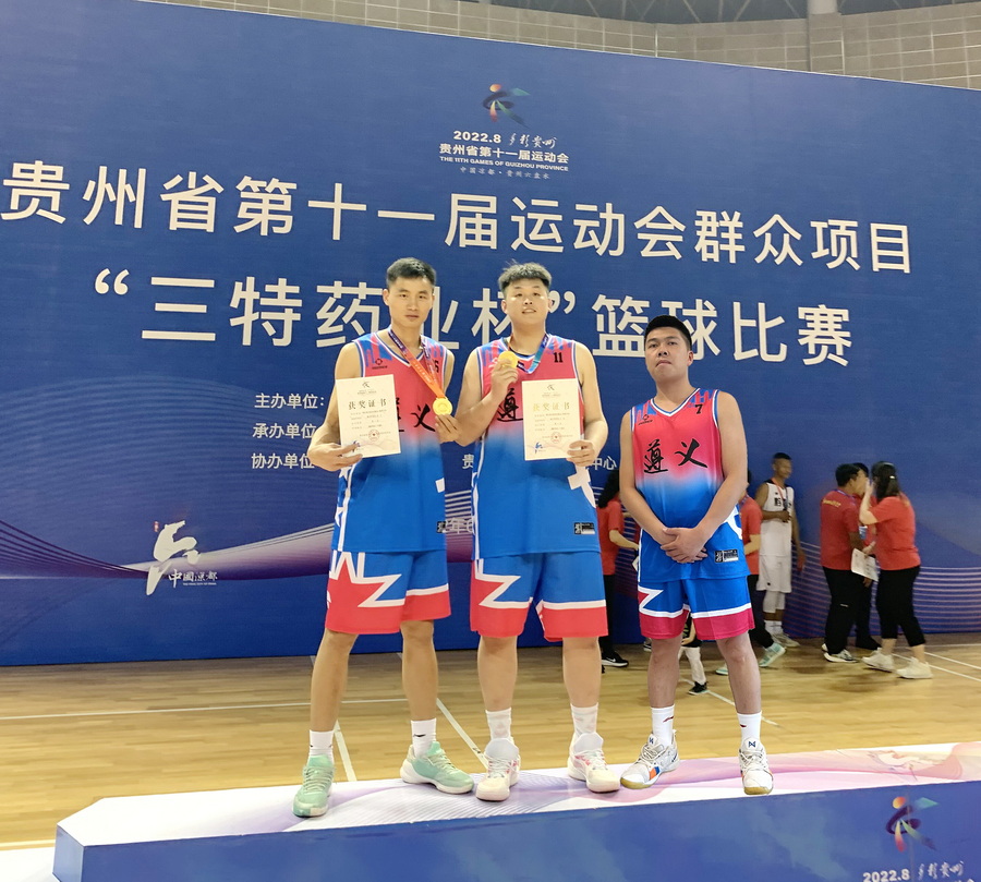 冉点(中)、余辽(左)、王旋(右)赛场合影.jpg